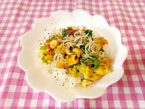 じゃこ入り♪小松菜&人参と煮大豆の卵とじどんぶり